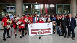 Ampute Milli Takımı Ankara'da çiçeklerle karşılandı