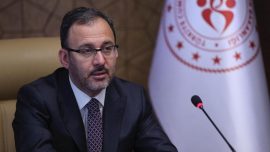 Bakan Kasapoğlu, Avrupa üçüncüsü Erkek Kılıç Milli Takımı'nı tebrik etti