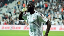 Beşiktaş'ın stoperi Colley golcü Aboubakar ile hücum çalışıyor
