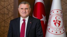 Bakan Bak, Avrupa Şampiyonası'nda gümüş madalya kazanan milli güreşçileri kutladı